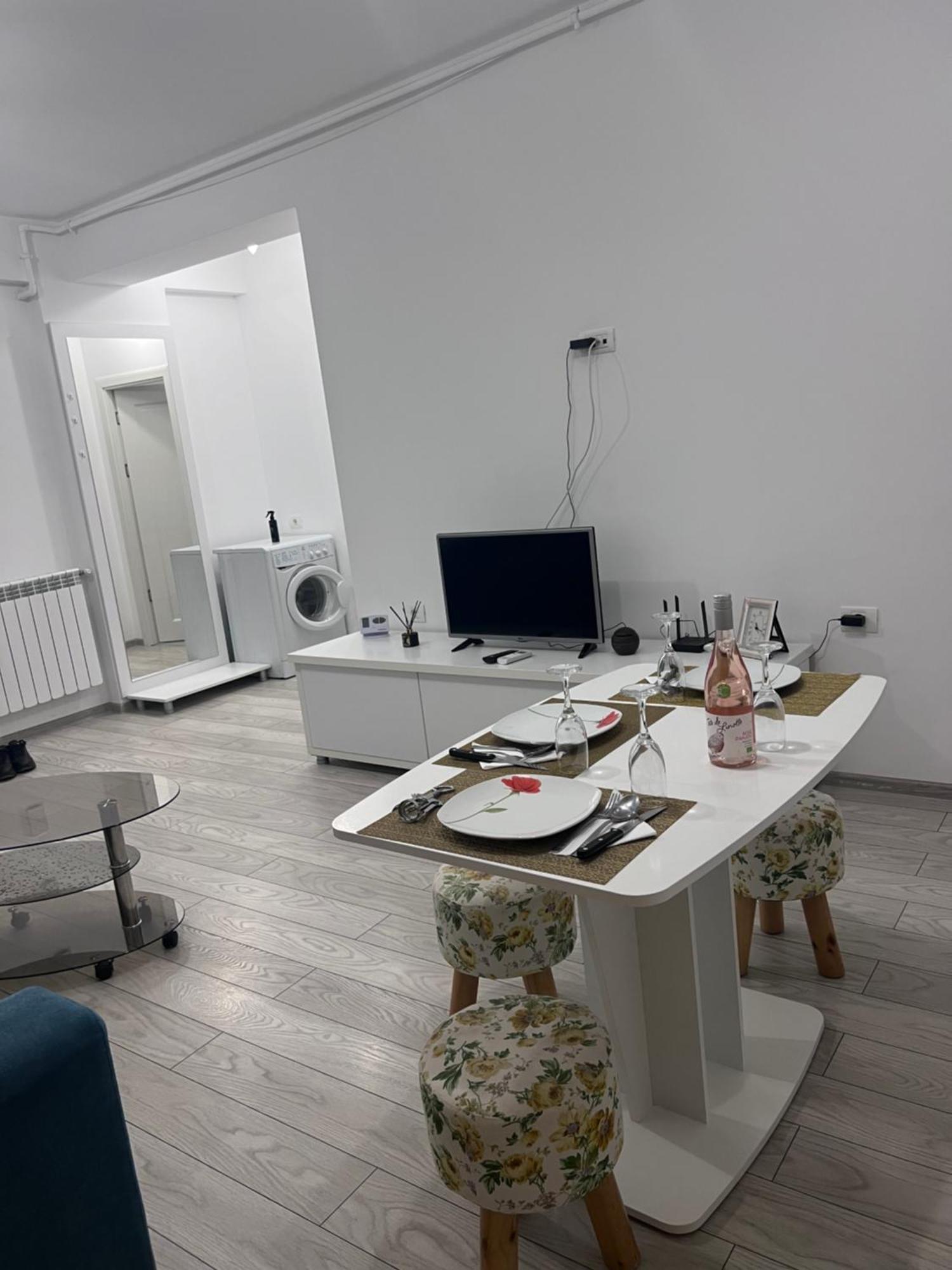 Cris Sunny Apartaments นาโวดาริ ภายนอก รูปภาพ